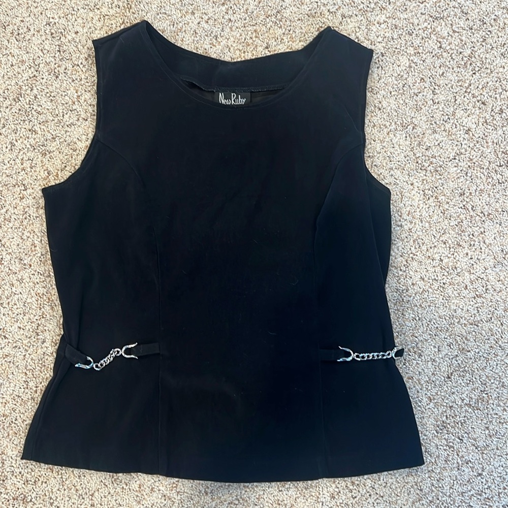 Women’s pull over top that zips in back